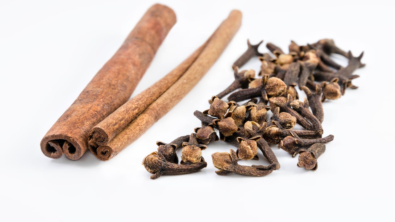 Ritual con clavo de olor para atraer dinero.