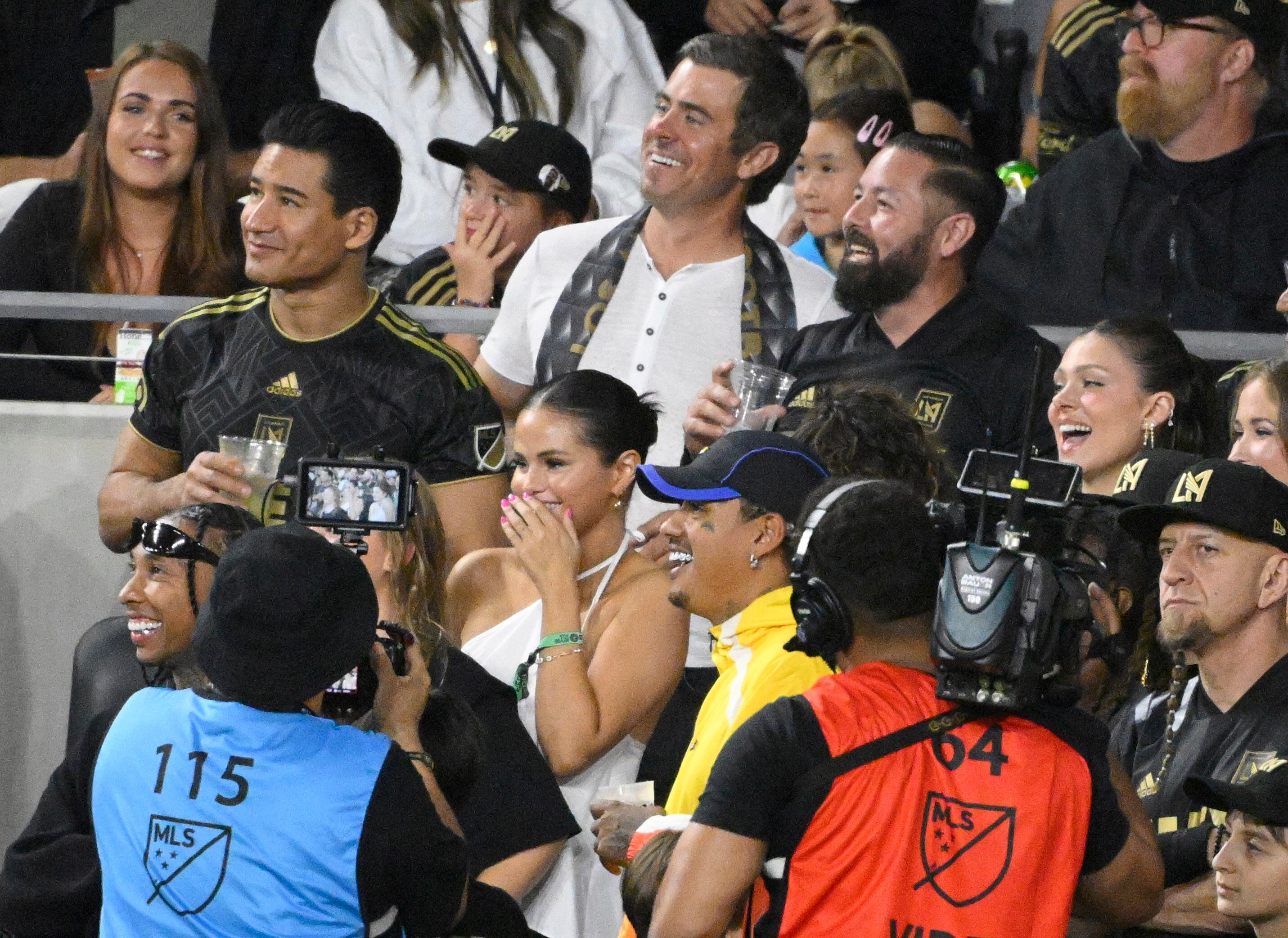 Selena Gómez, centro, mira en la segunda mitad de un partido de la Major League Soccer entre Los Angeles FC y el Inter Miami en el BMO Stadium de Los Ángeles el domingo 3 de septiembre de 2023. (Foto por Keith Birmingham/MediaNews Group/Pasadena Star-News vía Getty Images)