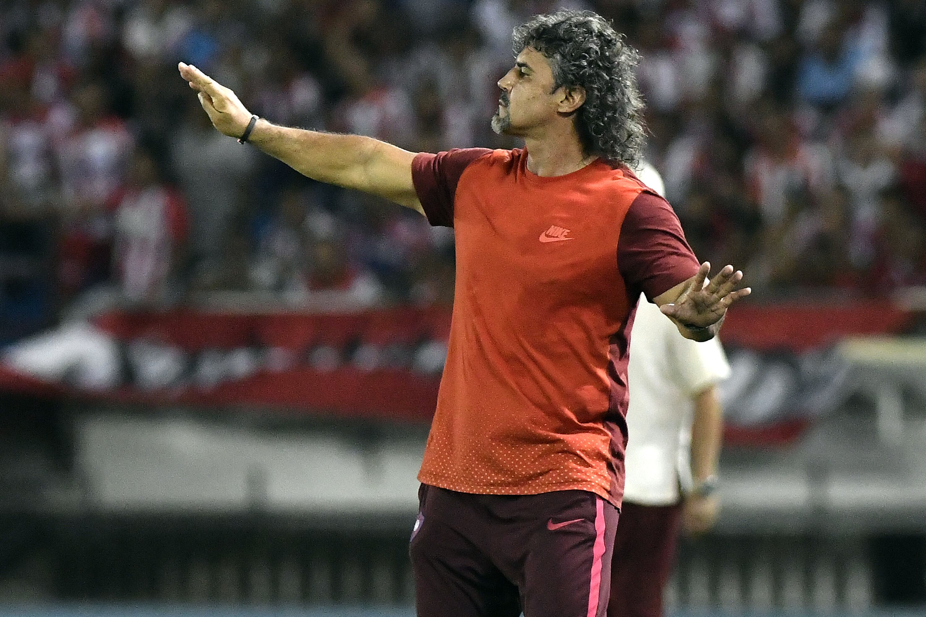 BARRANQUILLA, COLOMBIA - SEPTEMBER 19: Leonel Alvarez coach of Cerro Porteño gestures during a second leg match between Junior and Cerro Porteño as part of round of 16 of Copa CONMEBOL Sudamericana 2017 at Metropolitano Roberto Melendez Stadium on September 19, 2017 in Barranquilla, Colombia. (Photo by Gabriel Aponte/Getty Images)gu
