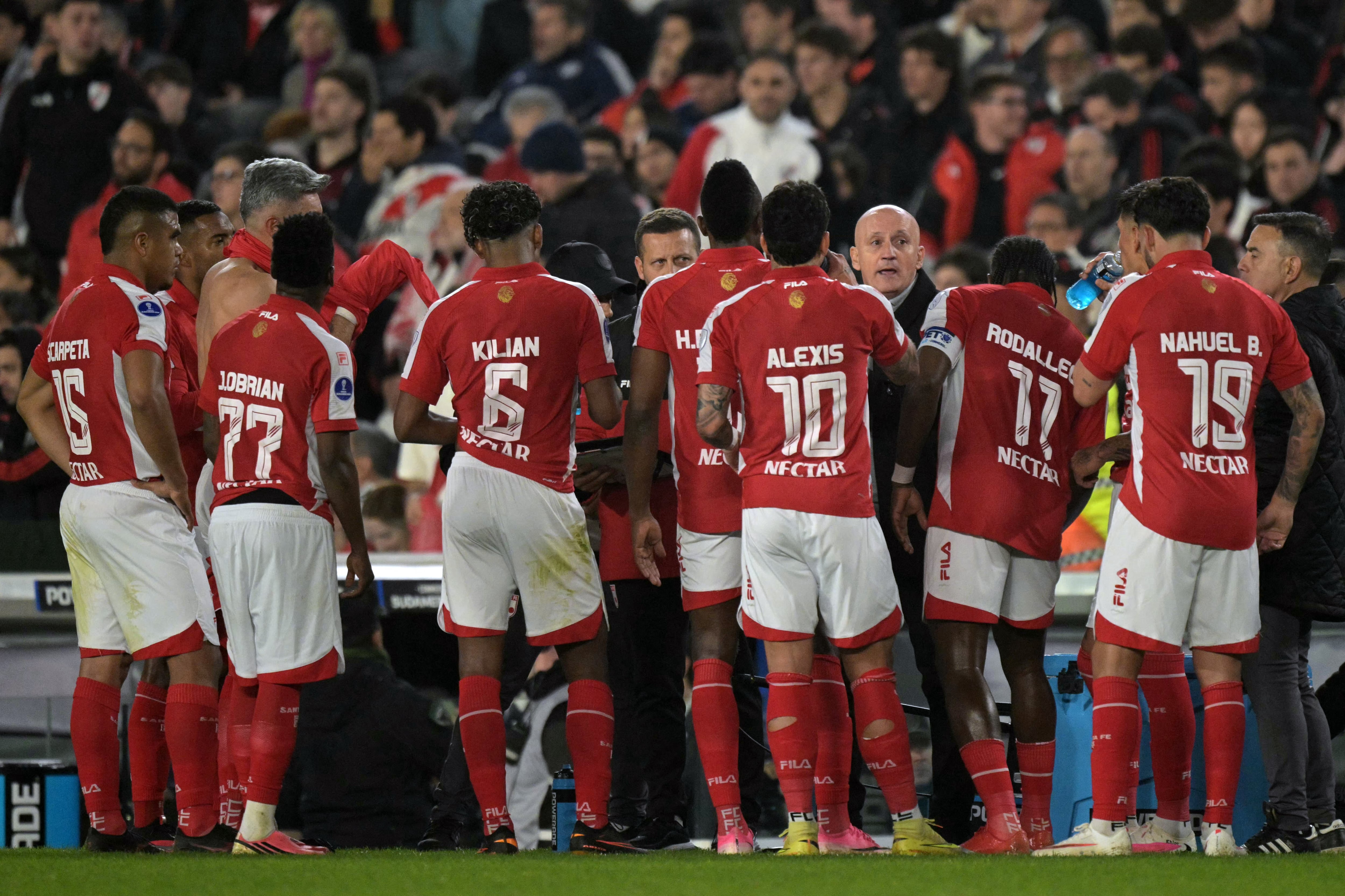 Pablo Repetto dando instrucciones a sus dirigidos en Independiente Santa Fe