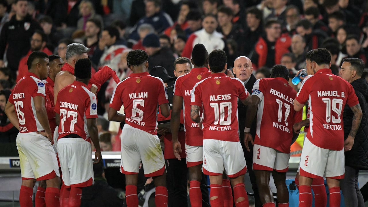 Pablo Repetto dando instrucciones a sus dirigidos en Independiente Santa Fe