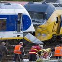 De acuerdo con la información, el accidente se presentó, al parecer, luego de que la locomotora que transporta mercancías se saltó un semáforo en rojo.