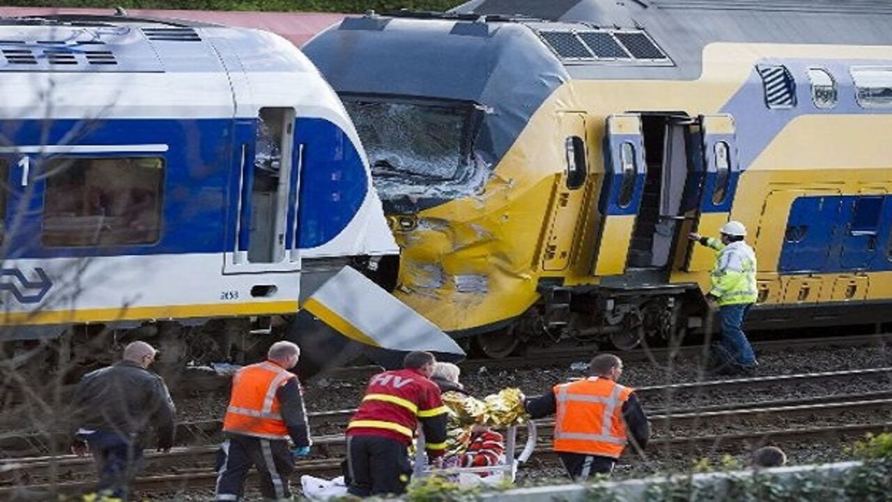 De acuerdo con la información, el accidente se presentó, al parecer, luego de que la locomotora que transporta mercancías se saltó un semáforo en rojo.