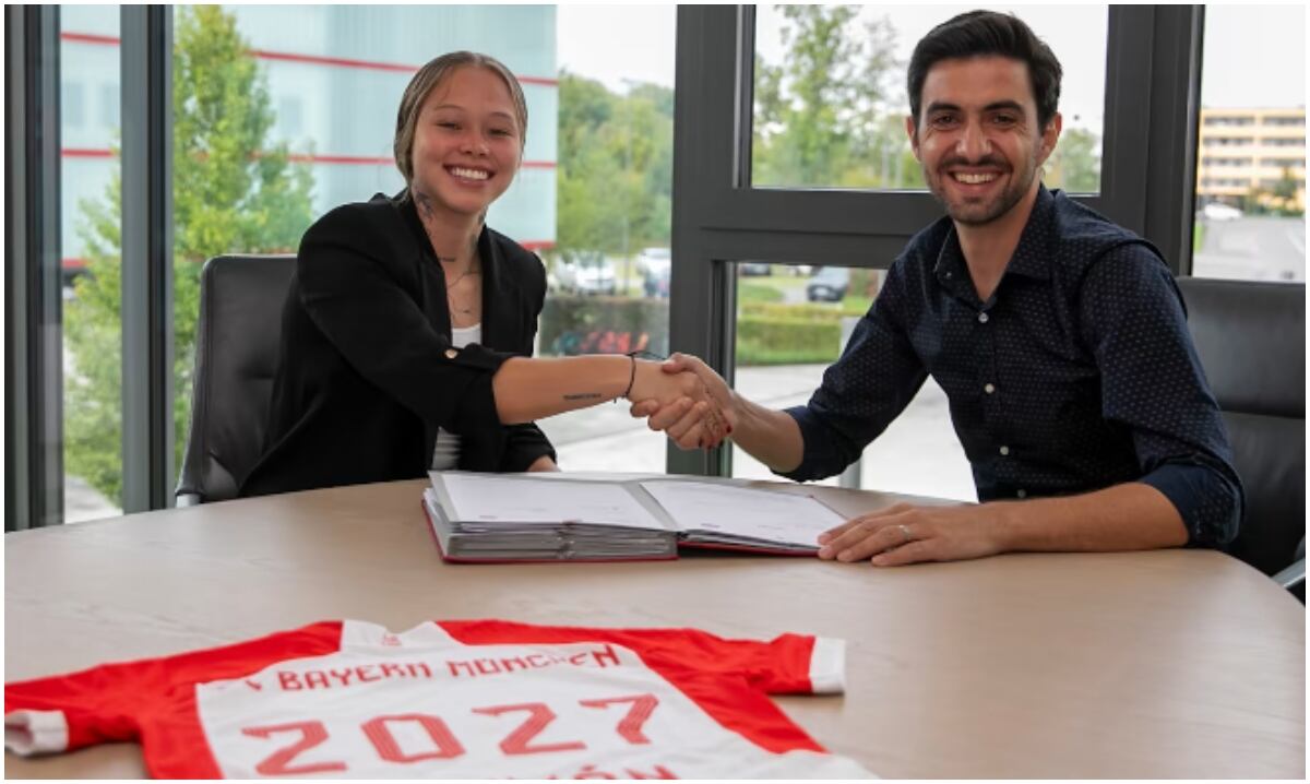 Ana María Guzmán junto al director técnico del fútbol femenino, Francisco De Sá Fardilha, en la firma del contrato.
