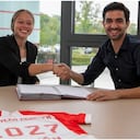 Ana María Guzmán junto al director técnico del fútbol femenino, Francisco De Sá Fardilha, en la firma del contrato.