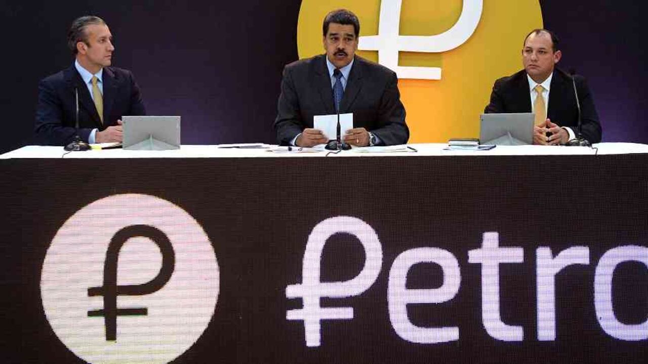 Nicolás Maduro anunciando avances del petro. AFP
