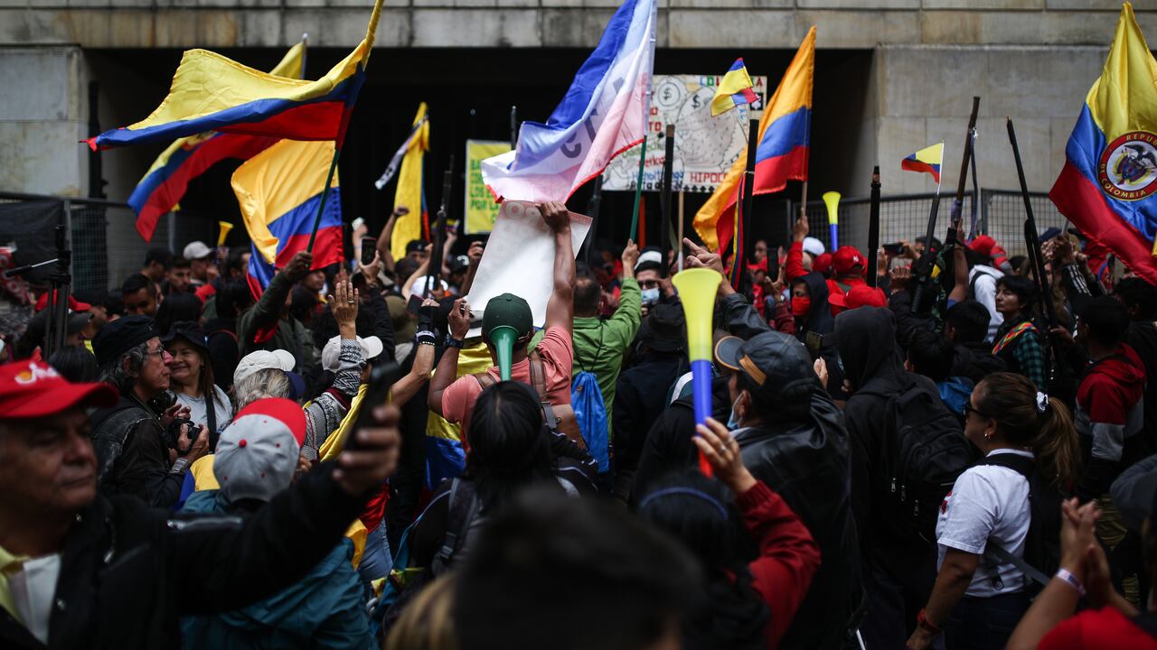 Manifestantes bloquean las entradas del Palacio de Justicia