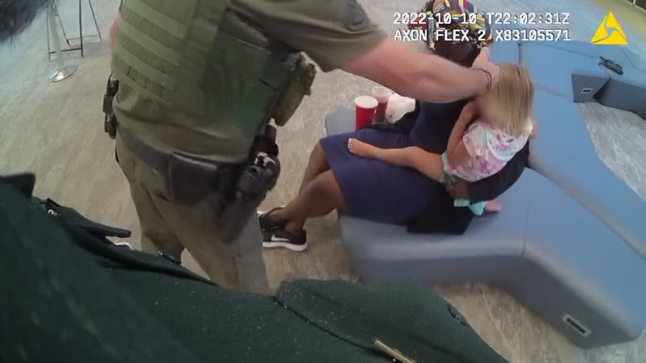 Los testigos y las autoridades creen que la pequeña estuvo expuesta a altas temperaturas debido a que los vidrios del auto estaban completamente cerrados.