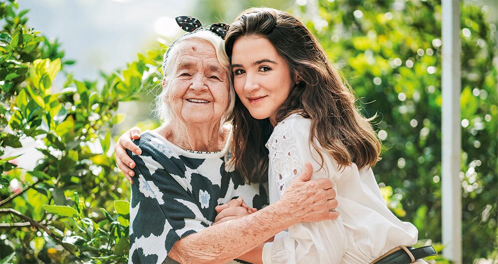 Inesita, junto a su nieta Andrea, quien la motivó a llegar a las redes sociales.