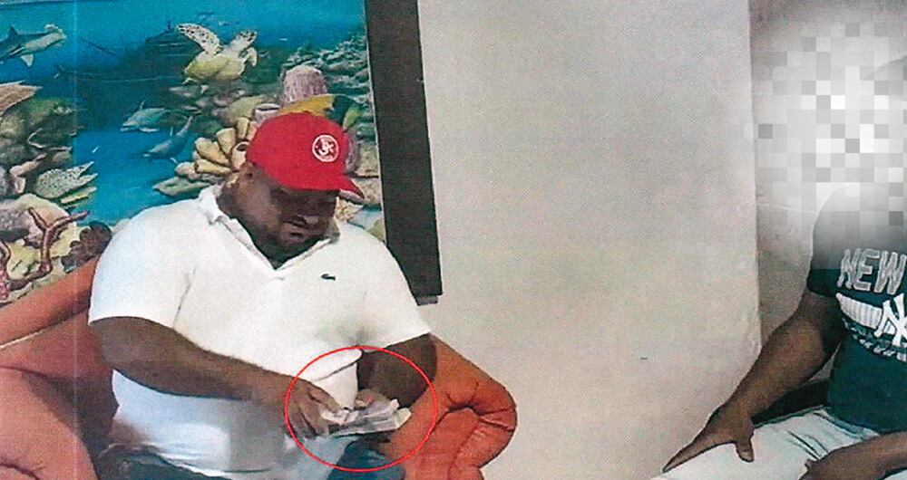 Contaban los dineros en efectivo.