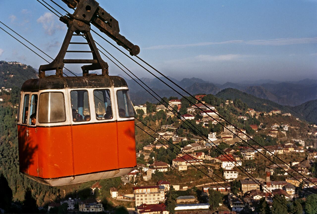 Un muerto y decenas de personas bloqueadas por un accidente de un teleférico en India