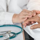 La artritis remautoide genera inflamación de las articulaciones y dolor.