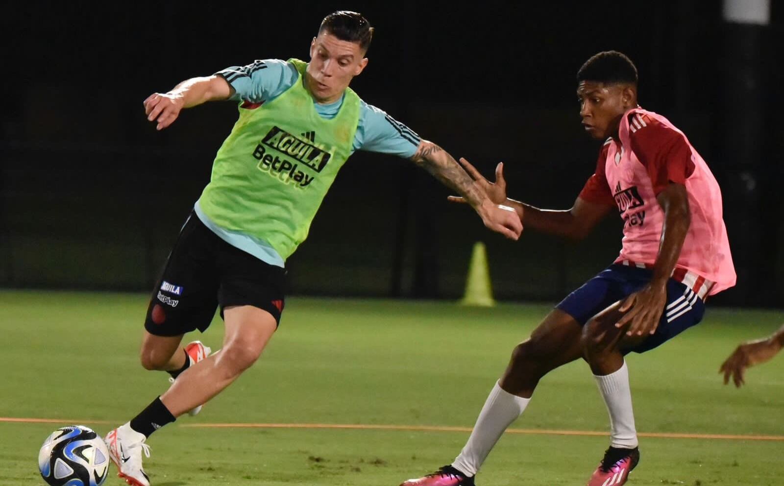 Matheus Uribe en la primera práctica de la Selección Colombia.