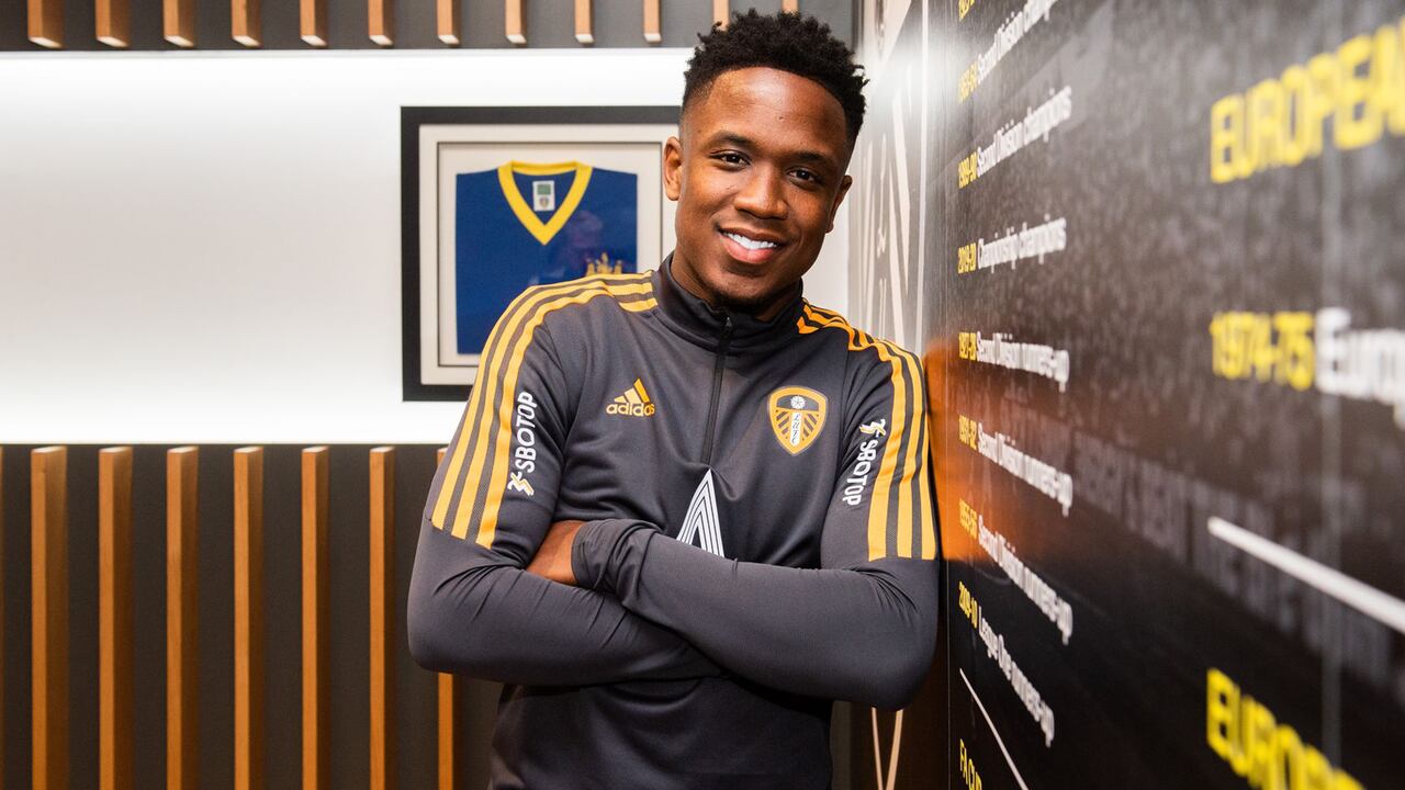 Luis Sinisterra firmó oficialmente su vínculo con el Leeds United en la Premier League.