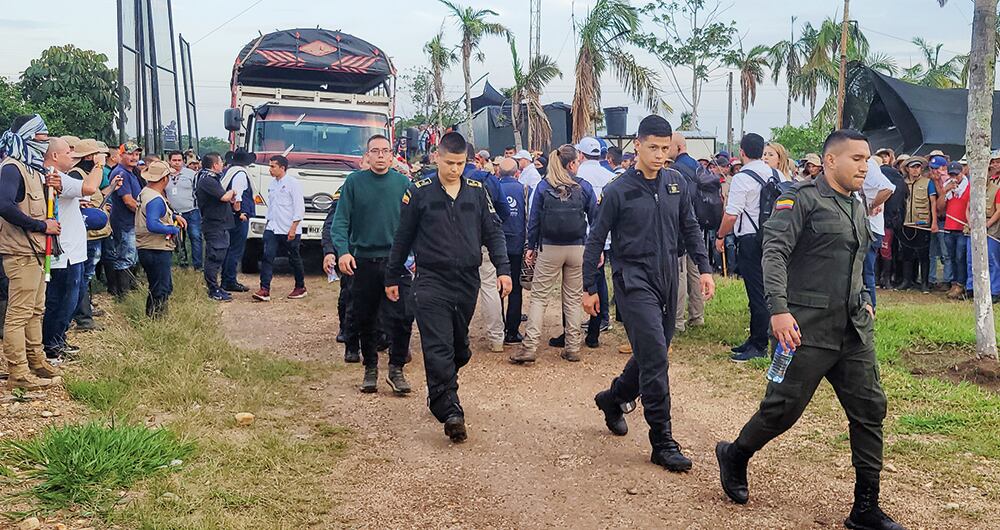    Los policías secuestrados fueron paseados por el pueblo y despojados de todas sus cosas, incluso las personales. 