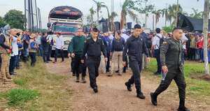 Los policías secuestrados fueron paseados por el pueblo y despojados de todas sus cosas, incluso las personales.
