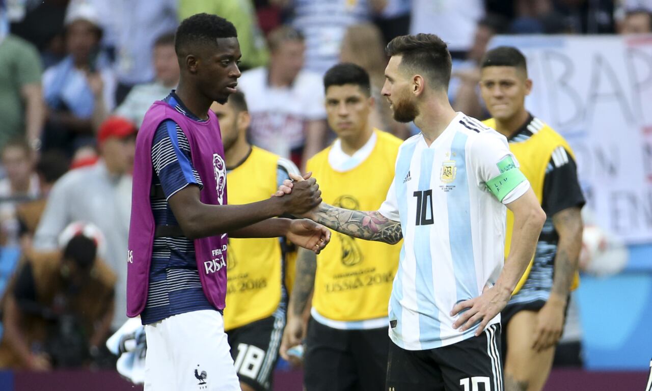KAZAN, RUSSIA - JUNE 30: Ousmane Dembele of France greets Lionel Messi of Argentina following the 2018 FIFA World Cup Russia Round of 16 match between France and Argentina at Kazan Arena on June 30, 2018 in Kazan, Russia. (Photo by Getty Images/Jean Catuffe)