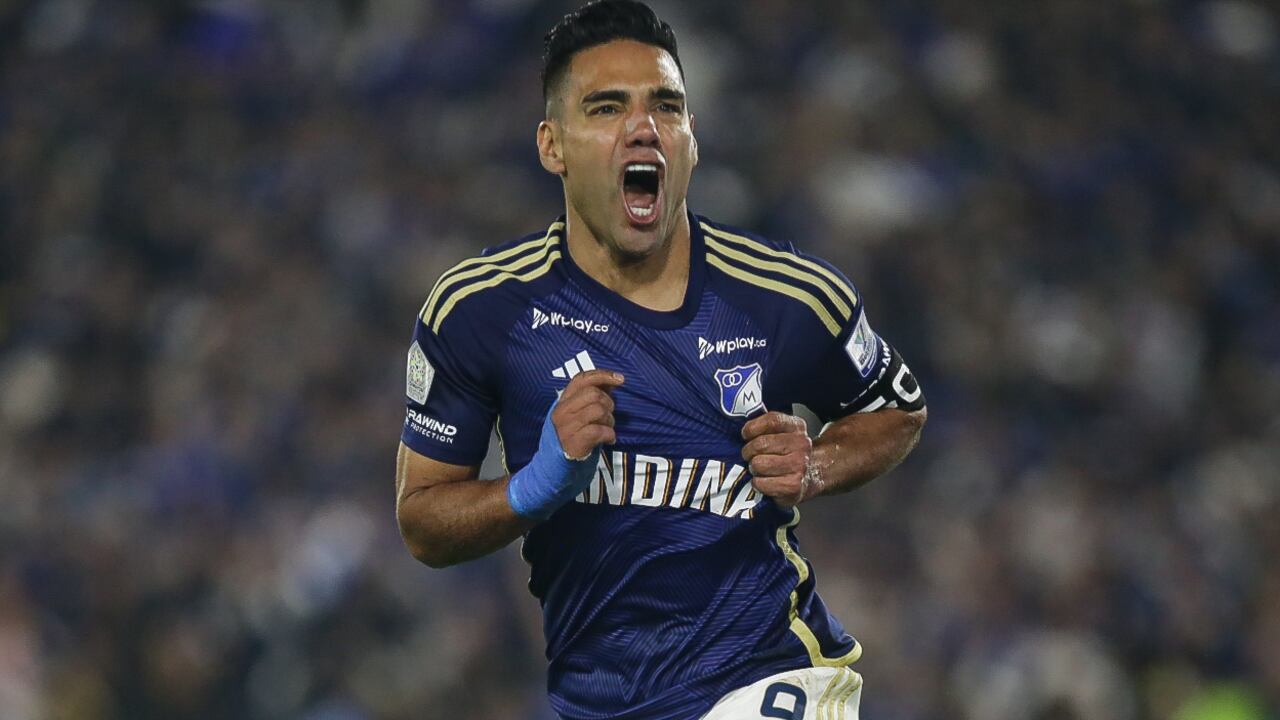 Radamel Falcao García celebra su primer gol con Millonarios en el estadio Nemesio Camacho El Campín de Bogotá.