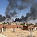 En esta foto proporcionada por Maheen S, el humo llena el cielo en Jartum, Sudán, cerca del Hospital Internacional de Doha el viernes 21 de abril de 2023.