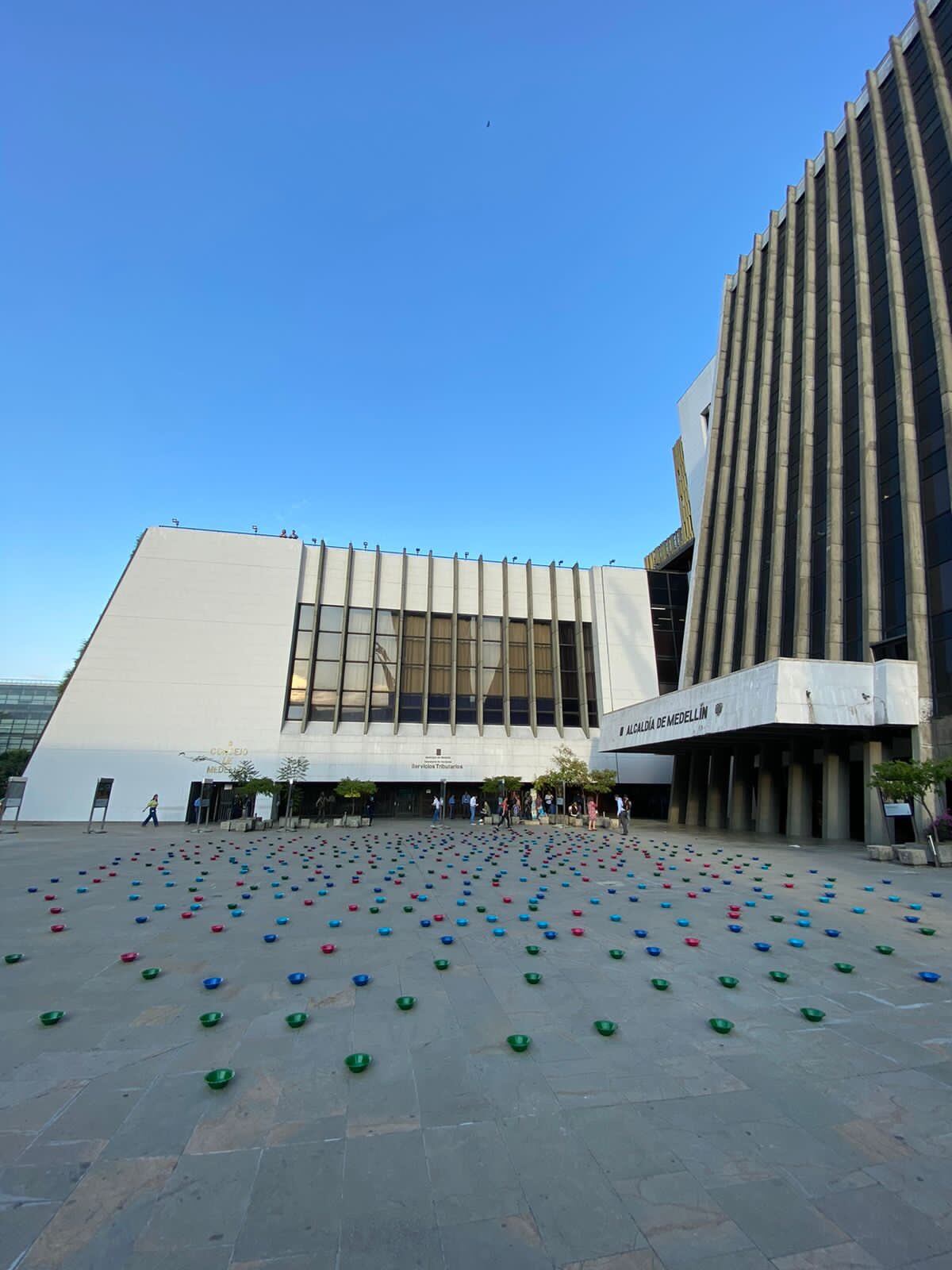 La protesta con cientos de platos vacíos que deja mal parada a la Secretaría de Educación de Medellín por presunta corrupción.