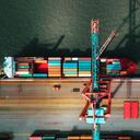 Un alto ángulo de visualización en la terminal de contenedores de carga en el puerto de Hamburgo