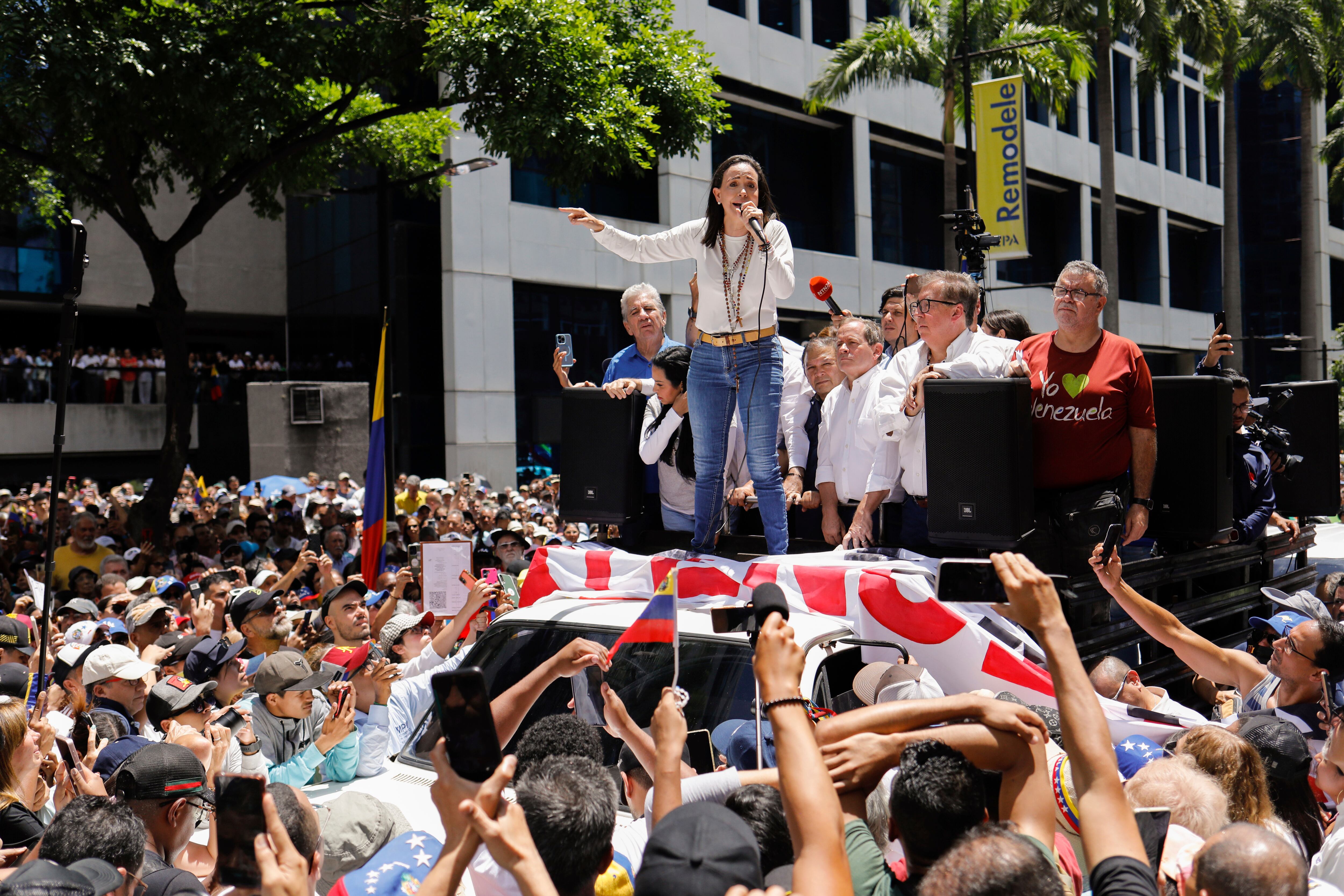 María Corina Machado encabeza una protesta contra la reelección del presidente Nicolás Maduro un mes después de la disputada votación presidencial que, según ella, la oposición ganó por abrumadora mayoría, en Caracas, Venezuela, el miércoles 28 de agosto de 2024. (Foto AP/Cristian Hernandez)