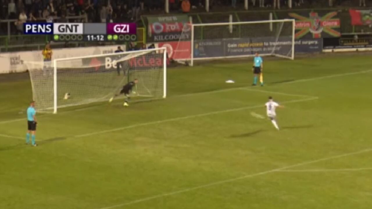 El portero atajó un penal, pero el balón rebotó y, por el efecto que llevaba, entró sin que este se percatara por estar celebrando fallidamente.