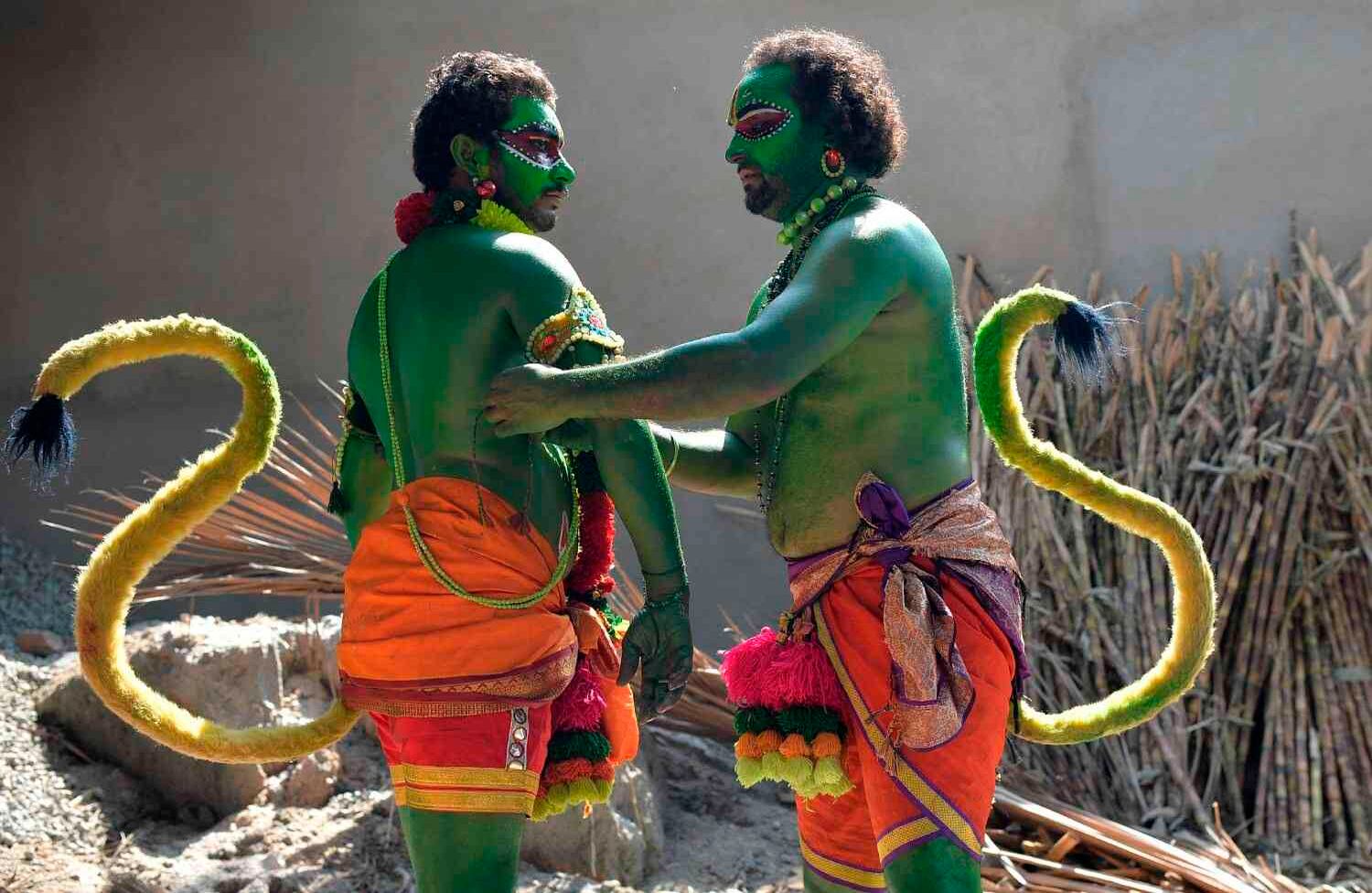Artistas indios se disfrazan como la deidad hindú "Hanuman" - el dios mono en la mitología hindú - para conmemorar el festival Rama Navami en Bangalore el 25 de marzo de 2018. Es un festival hindú de primavera que celebra el cumpleaños de la deidad Rama. Él es particularmente importante para la tradición vaishnavismo del hinduismo, como el séptimo avatar de Vishnu. MANJUNATH KIRAN / AFP