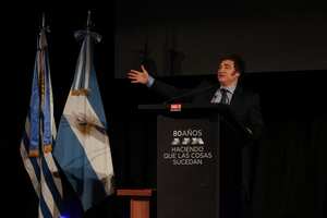 El presidente de Argentina, Javier Milei, pronuncia un discurso durante una reunión de la Asociación de Gerentes de Marketing del Uruguay (ADM) en el Hotel Radisson de Montevideo el 6 de diciembre de 2024, luego de participar en la LXV Cumbre del Mercosur. Milei pidió el viernes un Mercosur con "más libertad para comerciar hacia el exterior", una persistente exigencia de su homólogo uruguayo Luis Lacalle Pou, quien le entregó la presidencia pro témpore del bloque comercial sudamericano. (Foto de Nicolás GARCÍA / AFP)