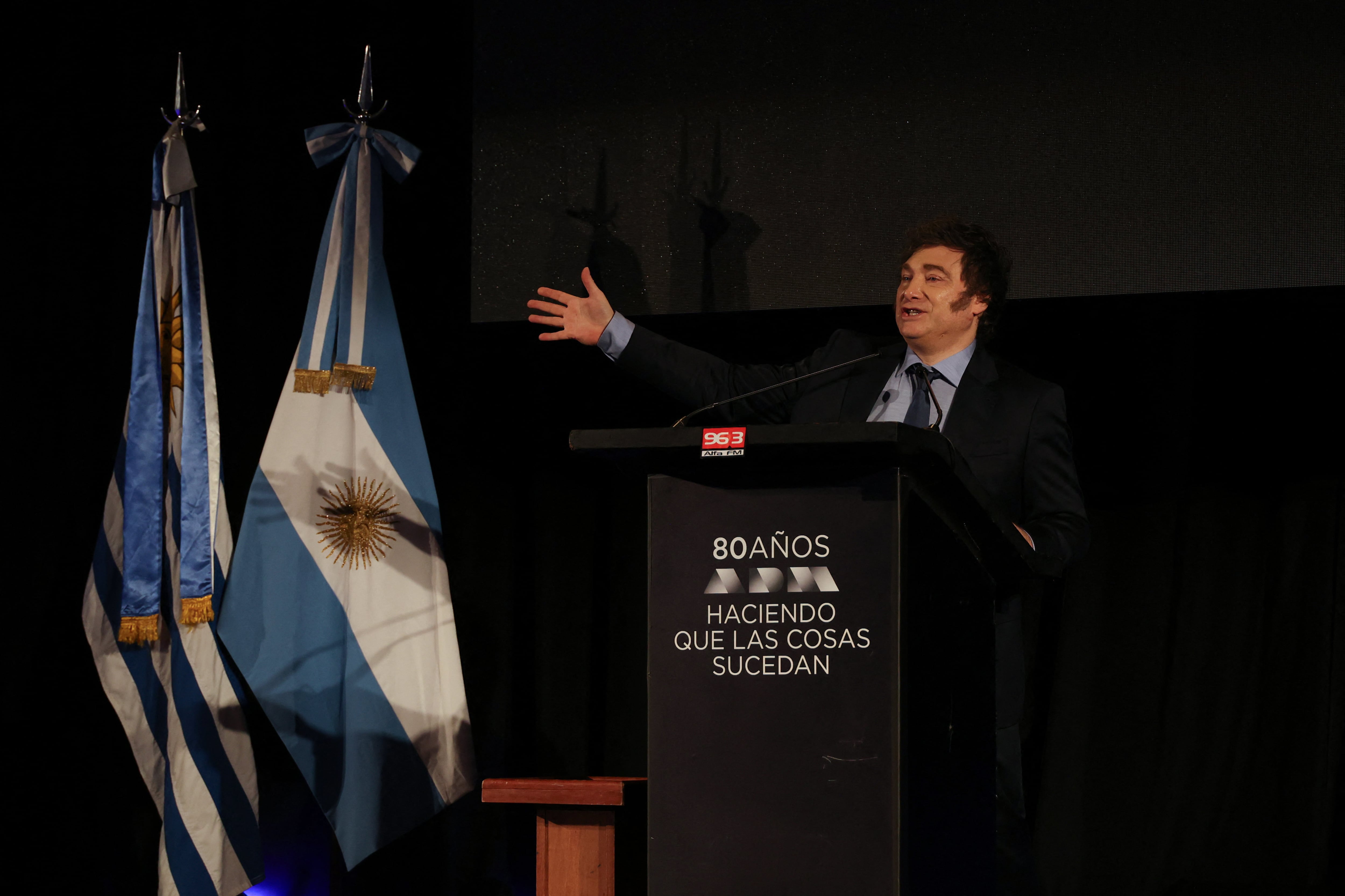 El presidente de Argentina, Javier Milei, pronuncia un discurso durante una reunión de la Asociación de Gerentes de Marketing del Uruguay (ADM) en el Hotel Radisson de Montevideo el 6 de diciembre de 2024, luego de participar en la LXV Cumbre del Mercosur. Milei pidió el viernes un Mercosur con "más libertad para comerciar hacia el exterior", una persistente exigencia de su homólogo uruguayo Luis Lacalle Pou, quien le entregó la presidencia pro témpore del bloque comercial sudamericano. (Foto de Nicolás GARCÍA / AFP)