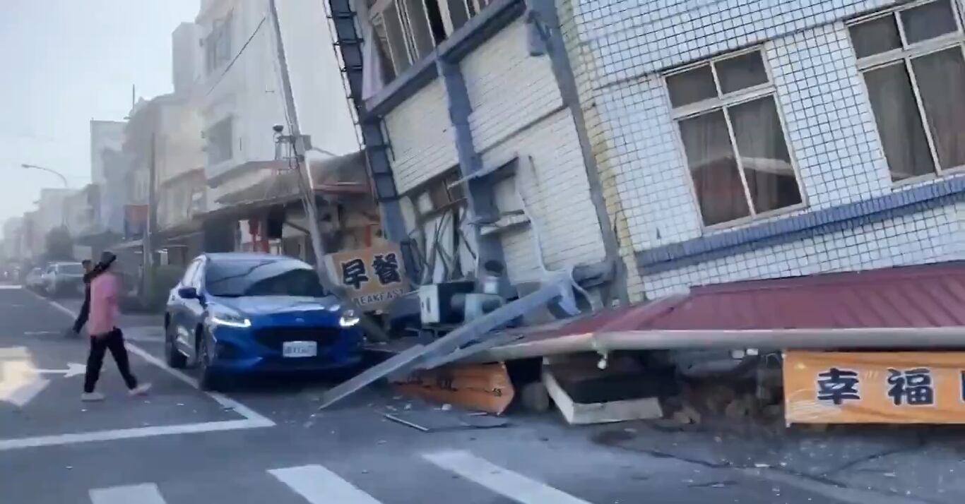 Varios edificios y casas han colapsado.