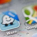 Además de la navegación básica, ambas aplicaciones ofrecen una variedad de características adicionales que pueden influir en la experiencia del usuario.