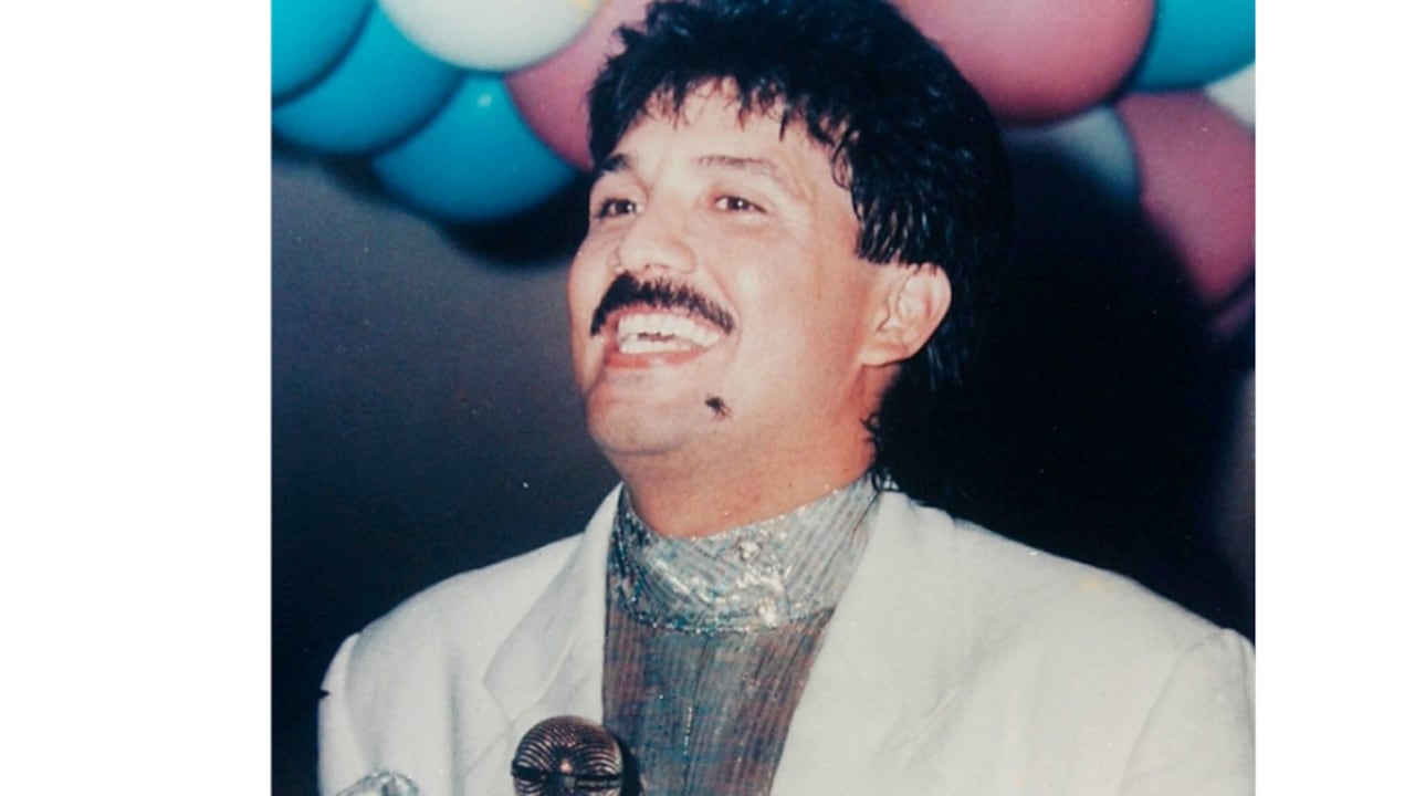 Orozco era aficionado al fútbol, abiertamente hincha del Junior de Barranquilla y de la Selección Colombia. Estudió varios semestres de Administración de Empresas en la Universidad Autónoma del Caribe antes de dedicarse a la música.