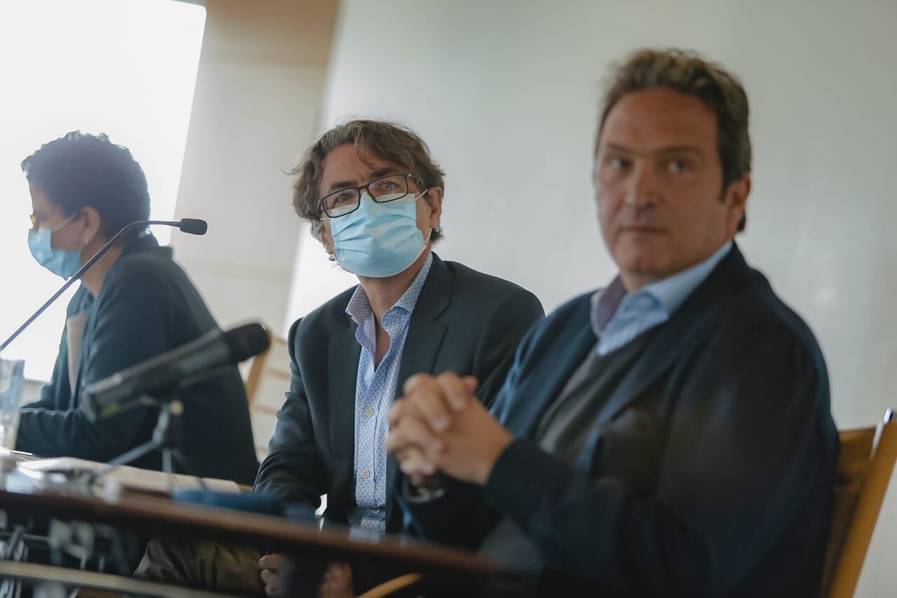 El rector de la Universidad de Los Andes, Alejandro Gaviria y el presidente de la Fundación Ideas para la paz, Martín Carrizosa, durante la presentación de 'Tenemos que hablar Colombia'.