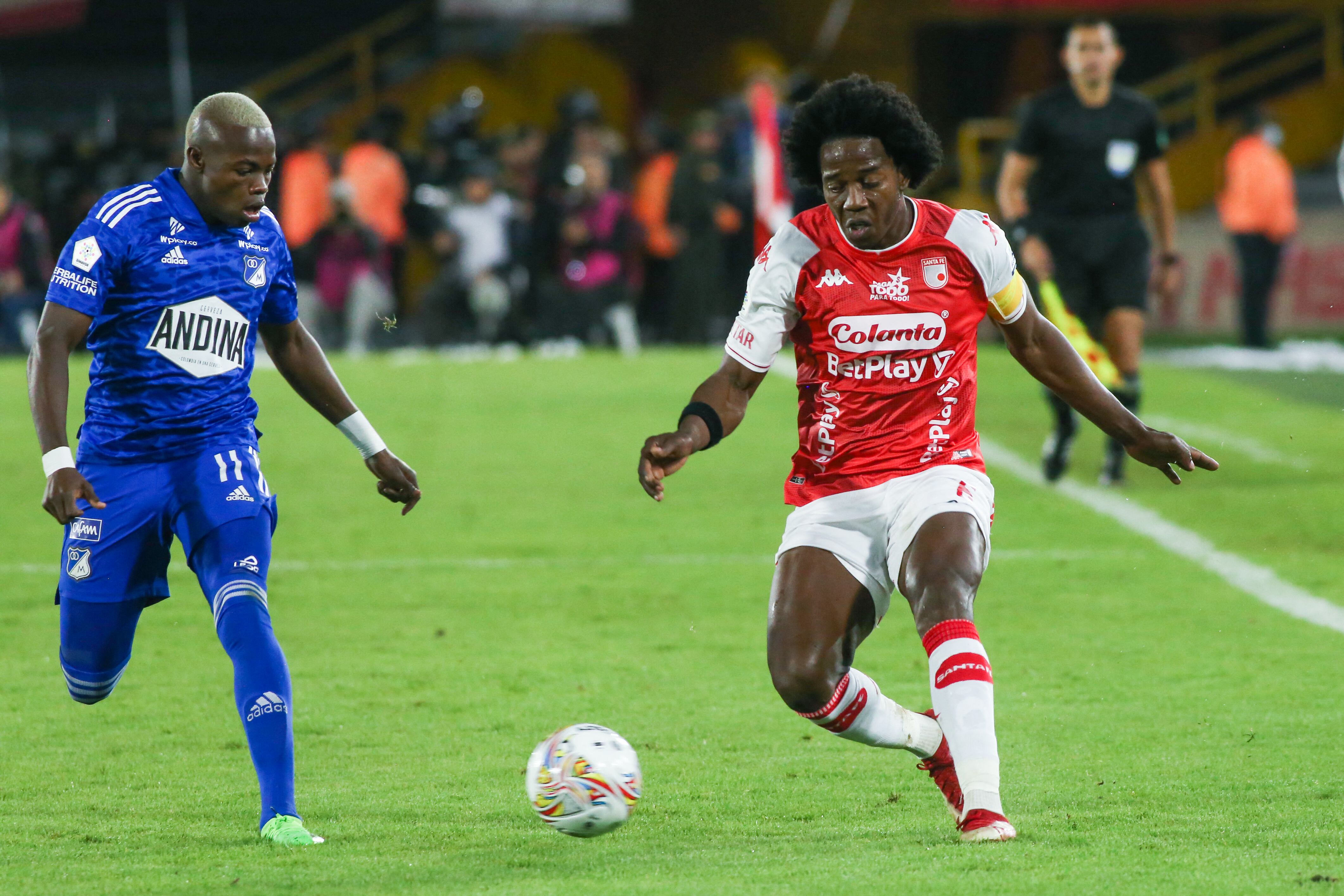 Carlos Andrés Gómez (izq.) en un clásico con Millonarios ante Santa Fe (2022).