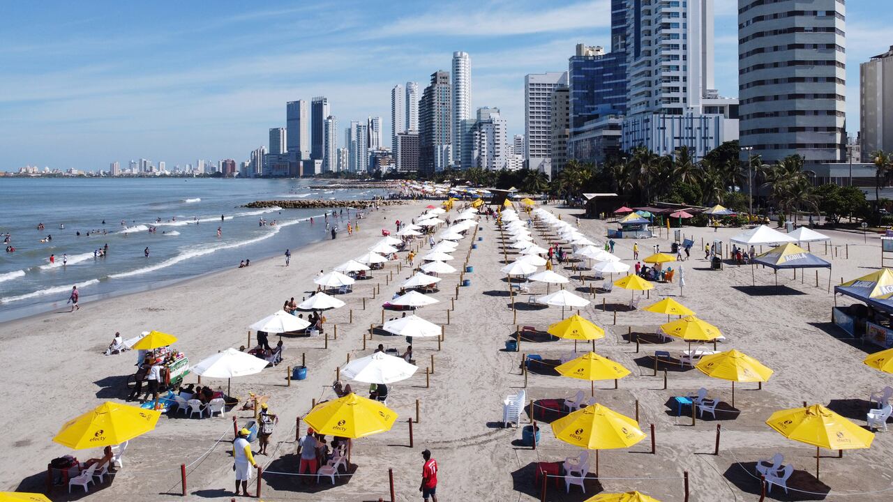 Playa de "El Boni", en Bocagrande, Cartagena. Enero 10 del 202.
Foto Guillermo Torres Reina / Semana