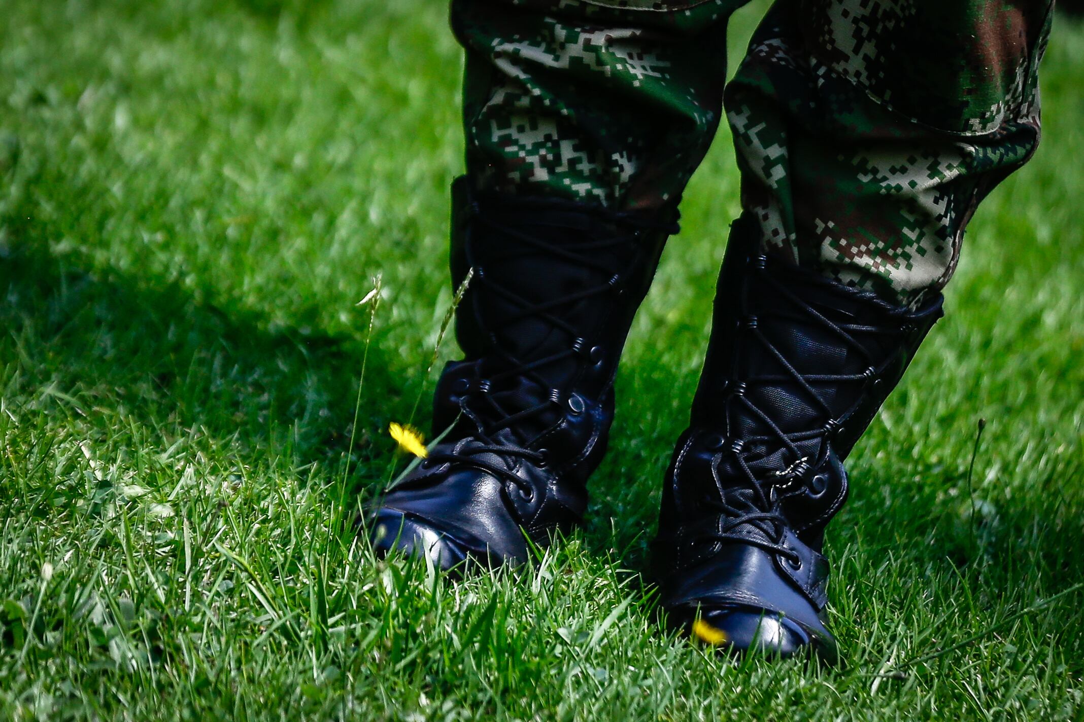 En el operativo se encontraron 51 unidades de gafas deportivas, 522 pares de guantes tácticos, 4 uniformes completos tipo militar, 1.250 prendas y artículos similares a los usados por las fuerzas militares, así como 268 pantalones tácticos tipo camuflado.. (Colprensa - Diego Pineda)