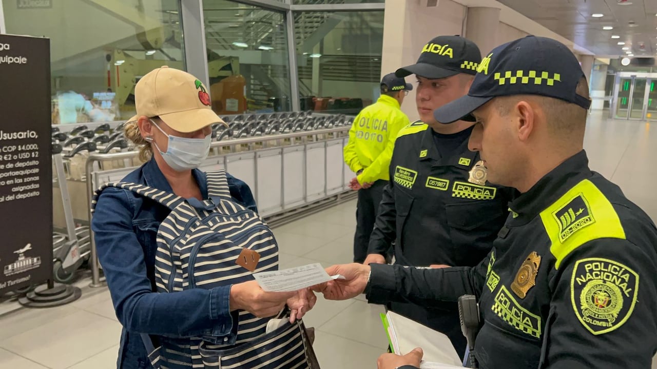 Ponen comparendo a mujer por insultar a policías