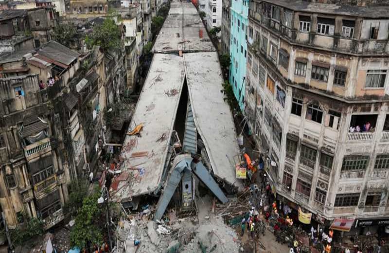 Un puente colapsó en la ciudad india de Kolkata. Unos 100 metros de la estructura se derrumbaron ocasionando al menos 20 muertos.