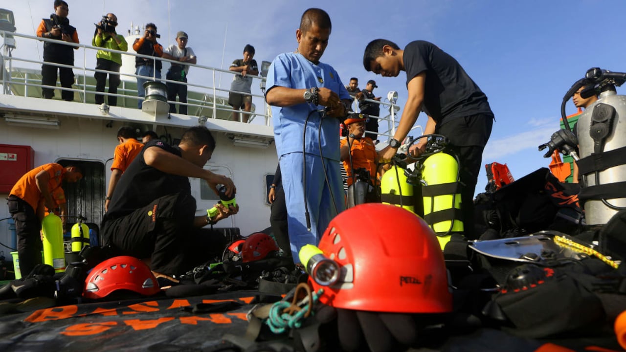 La Agencia Nacional de Búsqueda y Rescate (Basarnas) de Indonesia señaló que tienen 30 cuerpos.