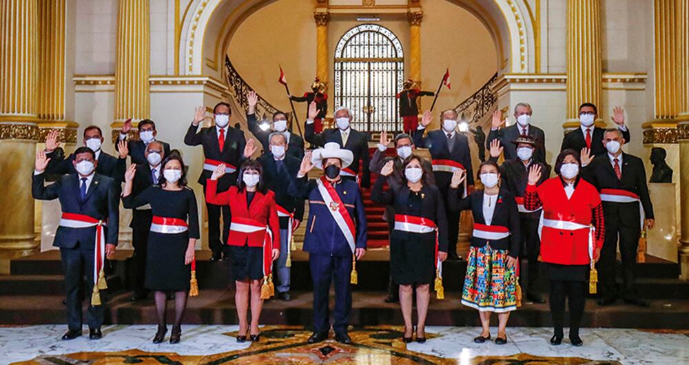 El nuevo gabinete de Pedro Castillo juró en el palacio presidencial. Foto: AFP