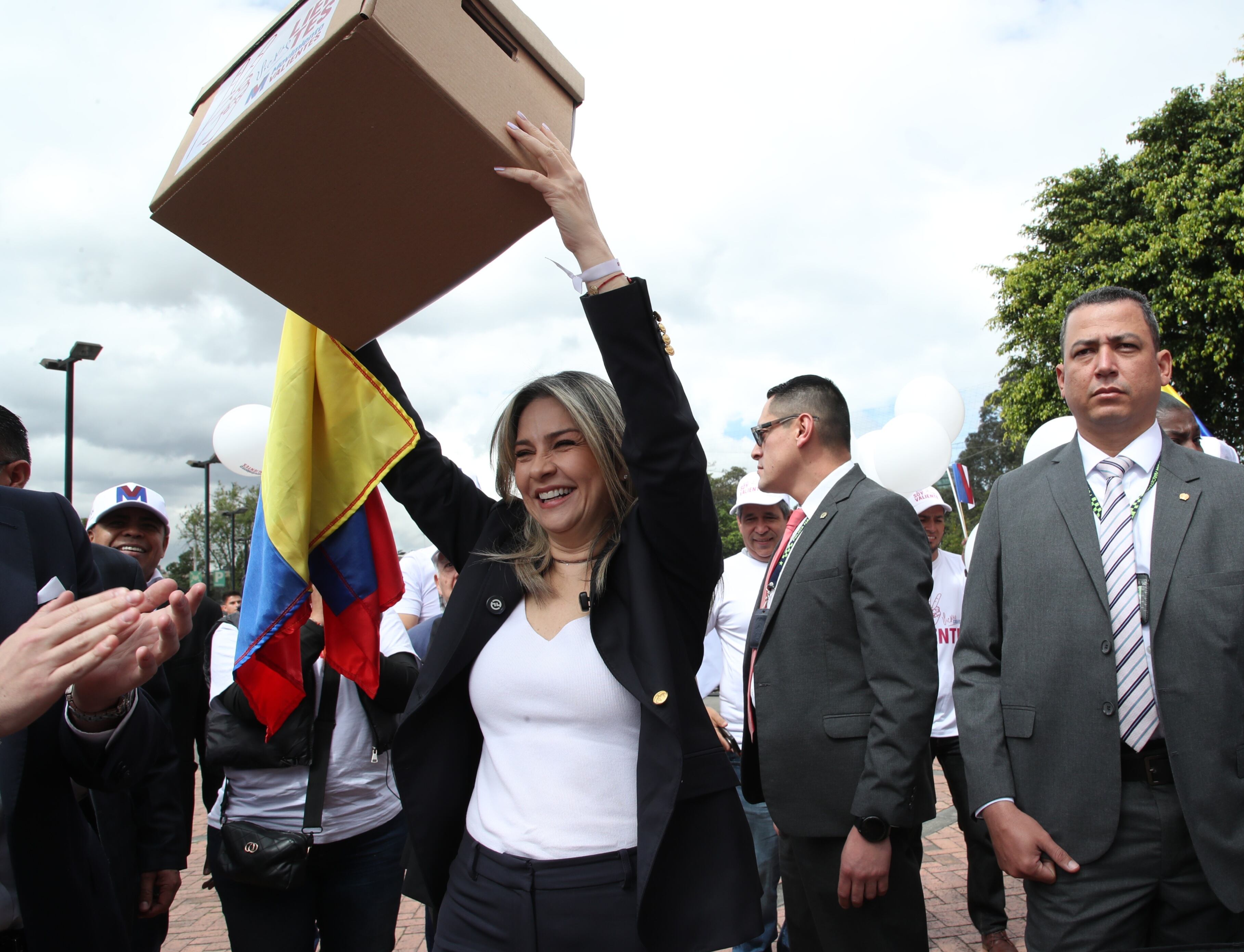 Inscripción de firmas de la precandidata presidencial Vicky Dávila en la Registraduria