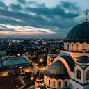 Templo de San Sava tomado por un dron al amanecer.