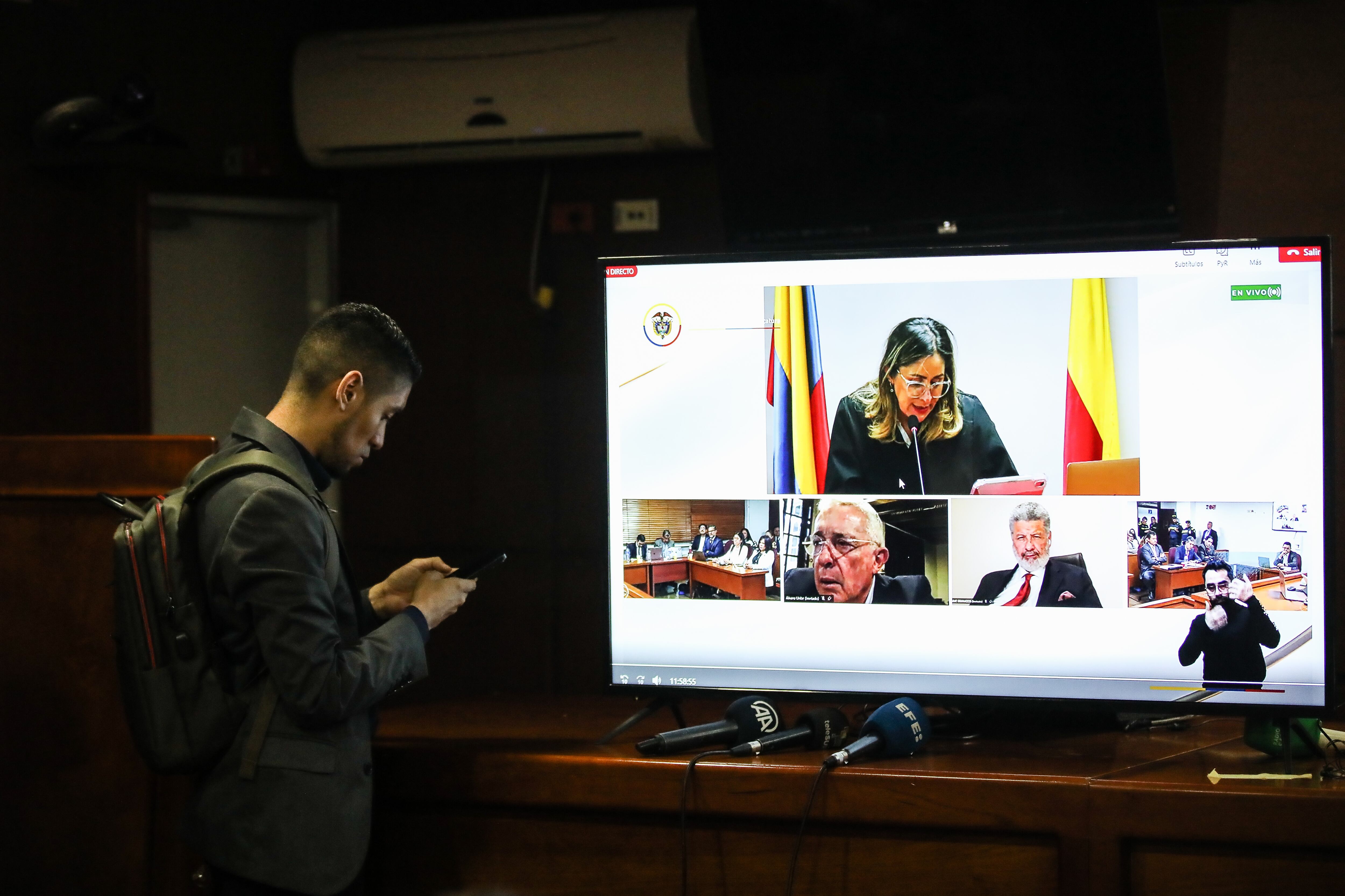 Bogotá, Julio 28 de 2025. Juicio  Álvaro Uribe el senador Iván Cepeda y el abogado Miguel Angel del río ofrecieron declaraciones a medios.