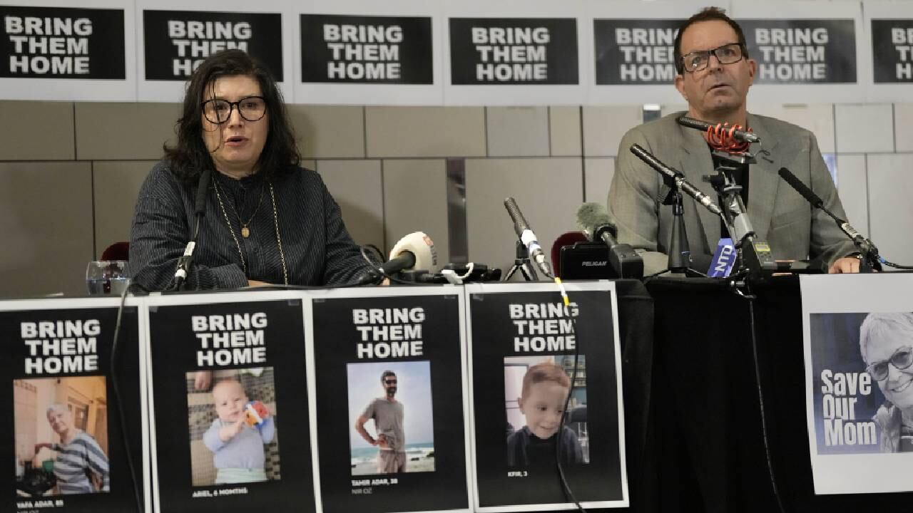 Sharon Lifschitz, izquierda, y Noam Sagi durante una conferencia de prensa en la cual denuncian 'atrocidades' de Hamás.