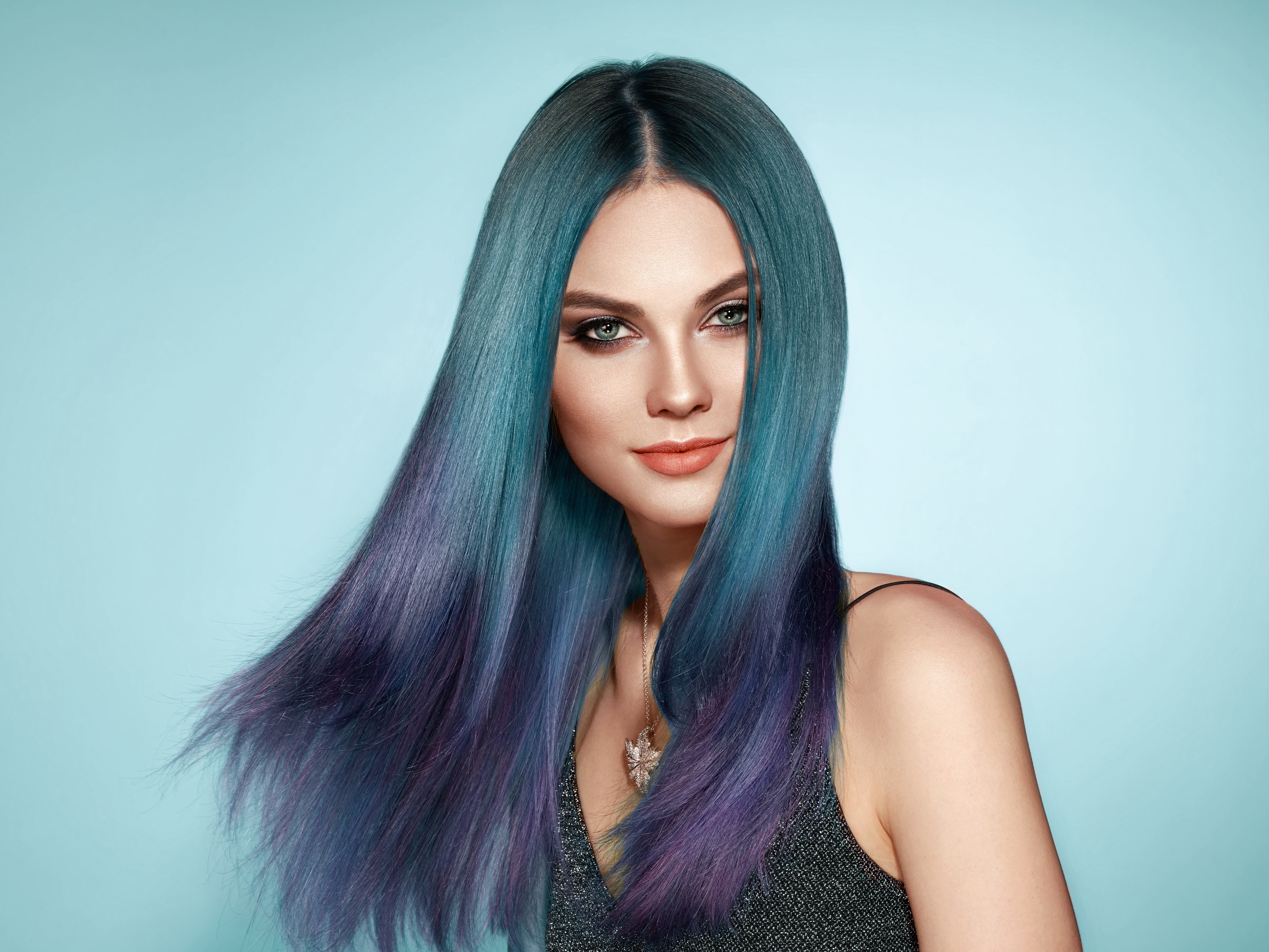 Foto referencia sobre cabello azul.