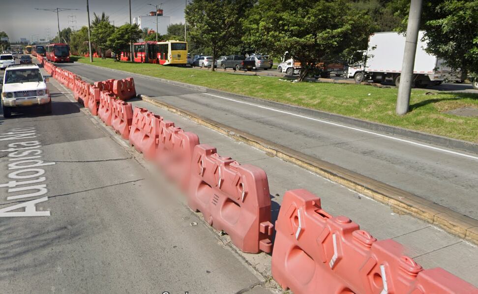 Los separadores naranjas ubicados en la vía.