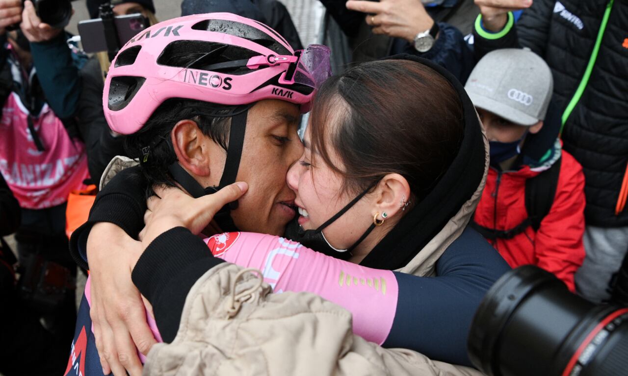 Egan Bernal y Mafe Motas, Giro de Italia. Foto: Twitter oficial - Giro de Italia.