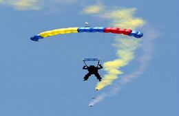 La pista del Aeropuerto Internacional José María Córdova, en el municipio de Rionegro, fue el escenario de la exposición de 98 aeronaves, algunas protagonistas de las 25 demostraciones aéreas previstas para los cuatro días de feria.