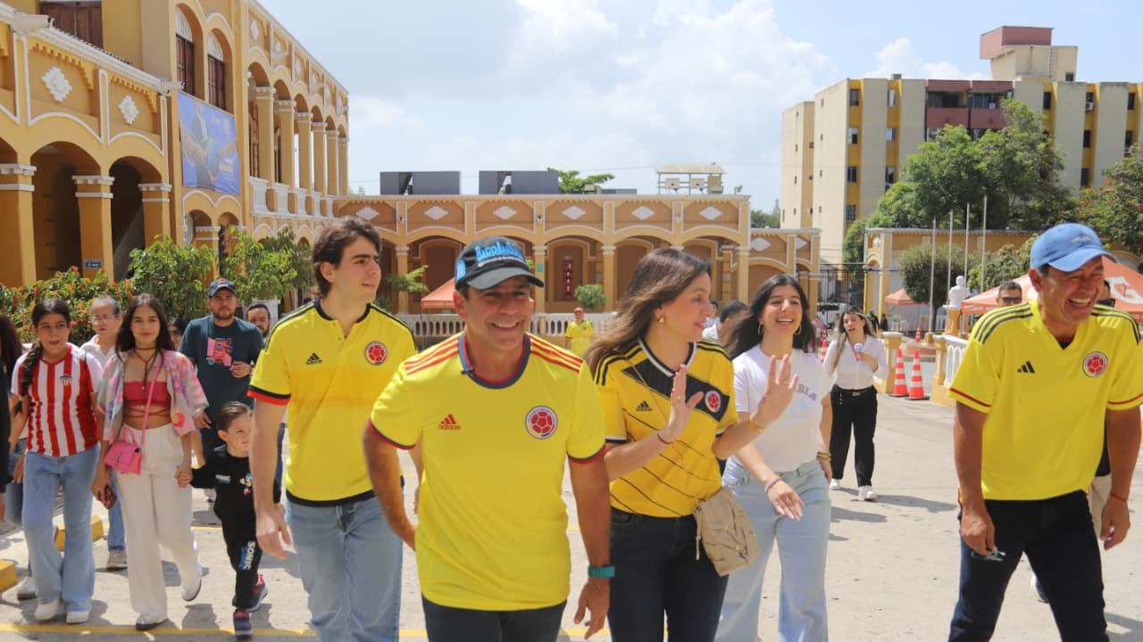 Alcalde de Barranquilla, Alejandro Char, en el colegio La Salle, ejerciendo su derecho al voto.